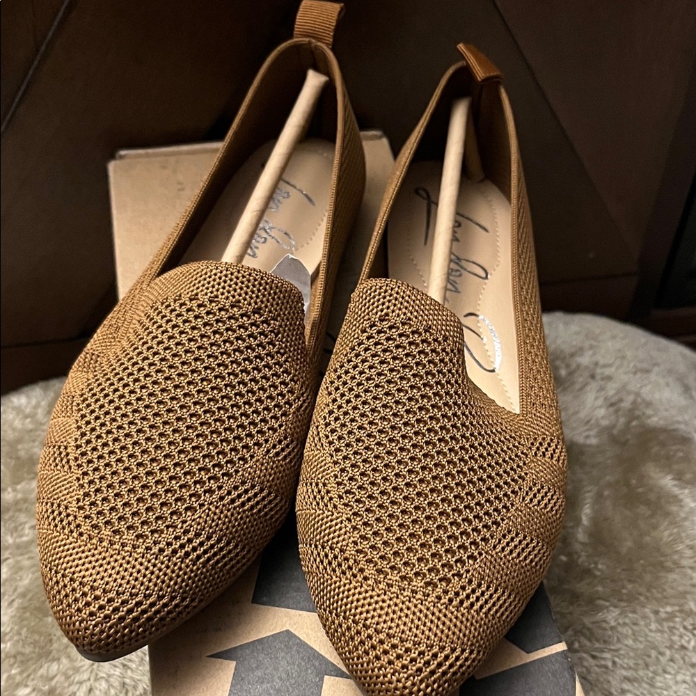 New London Rag light brown/tan flats.
